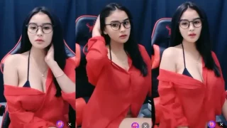 Bokep Indo Host Binal Pamerin Belahan Toket Mulusnya
