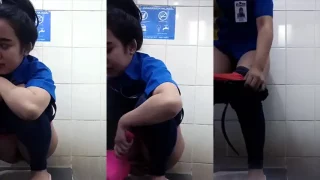 Bokep Indo ABG Ngintip Karyawati Indomart Pipis