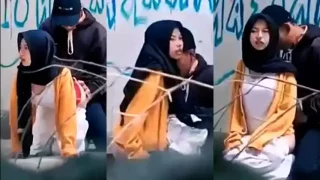 Bokep Indo Ngintip ABG Jilbab Mesum Ditempat Kosong