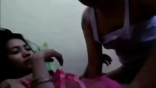 Bokep Indo Lesbian Gadis Cantik Gesek2 Memek