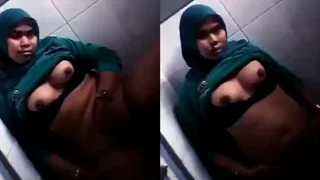 Bokep Indo Jilbab Dosen Montok Pamer Memek Ditoilet