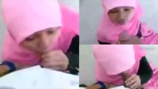 Bokep Indo Tante Jilbab Merah Muda Blowjob Diteras