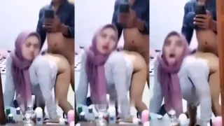 Bokep Indo Doggy Hijaber Binal Didepan Cermin